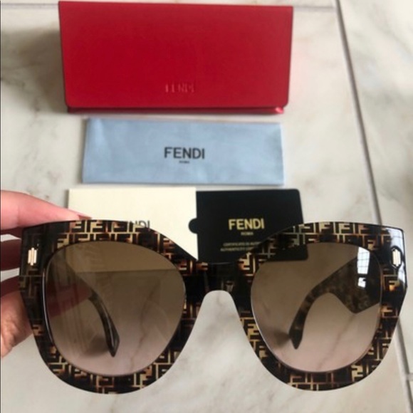 🔥NEW SHOW STOPPER FENDI SUNGLASSES 🔥 - Picture 5 of 12